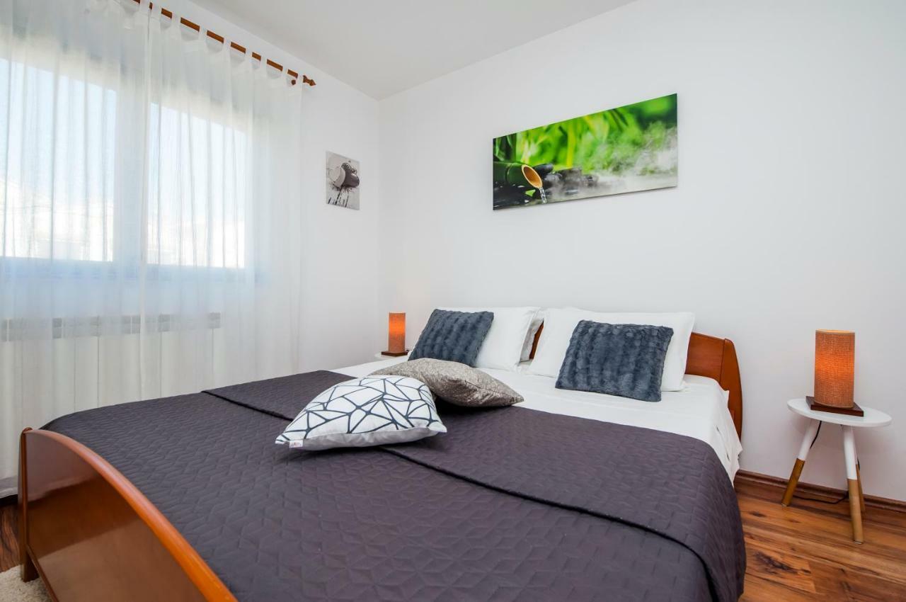 Apartman Lamanova Ровин Екстериор снимка