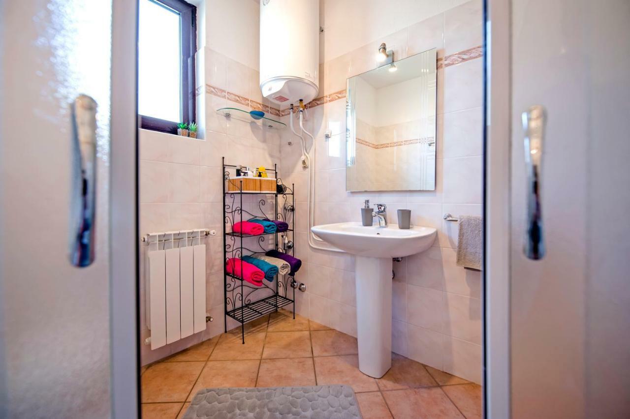 Apartman Lamanova Ровин Екстериор снимка