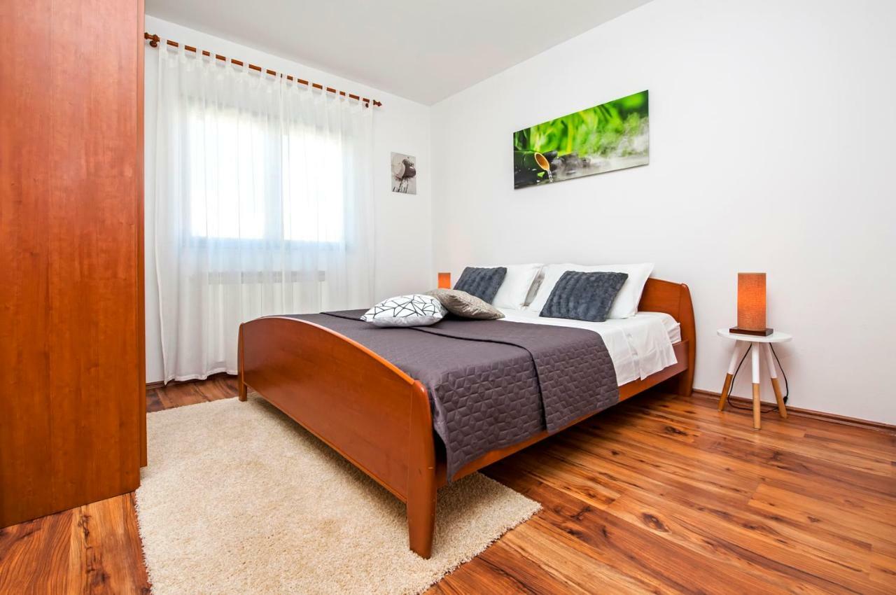 Apartman Lamanova Ровин Екстериор снимка
